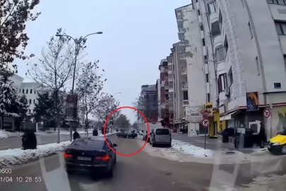 Elazığ'da dar yolda drift atan otomobil kamerada