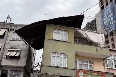 Gaziosmanpaşa'da binanın çatısı uçtu