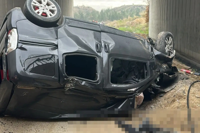 Hafif ticari araç otoyol köprüsünden düştü: 2 ölü, 3 yaralı