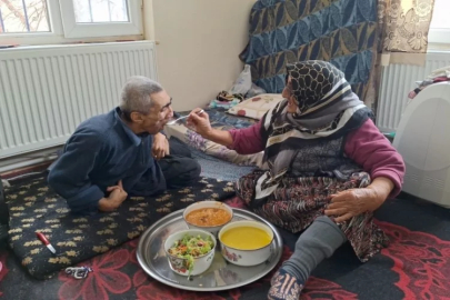 61 yıldır doğuştan engeli olan oğluna bakıyor! "Azmiyle örnek oluyor..."