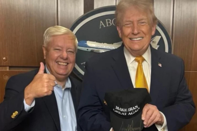 Trump'ın elindeki şapka yeni plana dair bir mesaj mı? Sosyal medya bu konuyu tartışıyor...