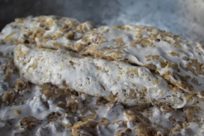 3 günde yapılıyor, kış boyu ısıtıyor: Bu helvayı yiyen üşümüyor...