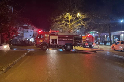 Bursa'da barakada başlayıp araca sıçrayan yangın söndürüldü