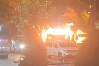 Bursa'da barakada çıkan yangın etraftaki araçlara sıçradı! Güçlükle kontrol altına alındı...