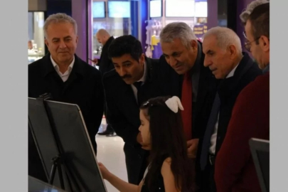 Bursalı 1. sınıf öğrencisinin resim sergisine yoğun ilgi