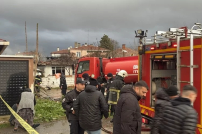 Müstakil ev alevlere teslim oldu: Yanan evini gözyaşları içinde izledi