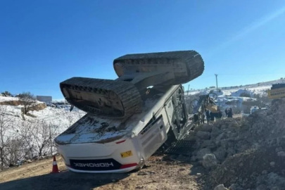 Yol yapım çalışmasında iş makinesi devrildi