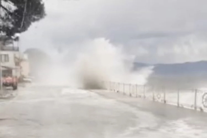 Bursa'da denizle kara birleşti! Korku filmi gibi görüntüler...
