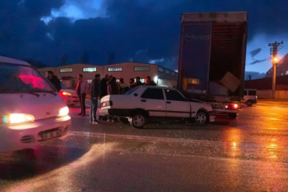 Bursa'da otomobil ve tır çarpıştı! 1 yaralı var...