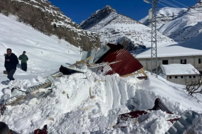 Çığ altında kalan ev ve araba çıkartıldı