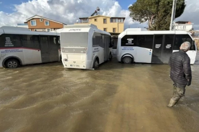 Fırtına bir ili daha sardı! Deniz ve cadde birleşti...
