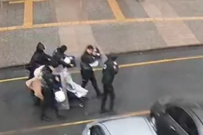 İstanbul'da fırtınaya takılan anne ve bebeğine polis siper oldu