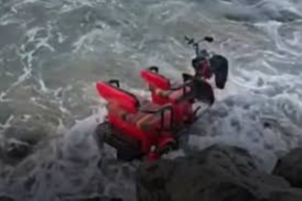 Bursa'da motosiklet 3 metreden denize uçtu! Yaralılar var...