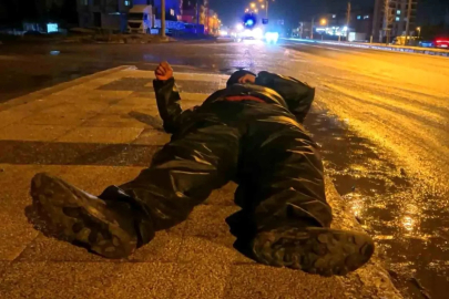 Buzlu yolda motosiklet kaydı, yola savrulan kurye yaralandı