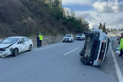 Söke'de iki aracın çarpıştığı kazada sürücüler yaralandı