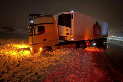 Yol buzlandı, tırlar makasladı