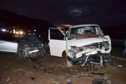 Aksaray'da Minibüs ile Otomobil Kafa Kafaya Çarpıştı: 6 Yaralı