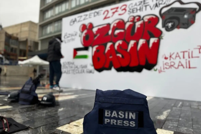 Ankara'da İsrail saldırılarında hayatını kaybeden Filistinli gazeteciler için grafitili anma