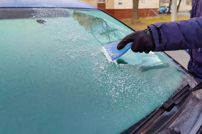 Buzlanan araç camı zarar vermeden nasıl çözülür?