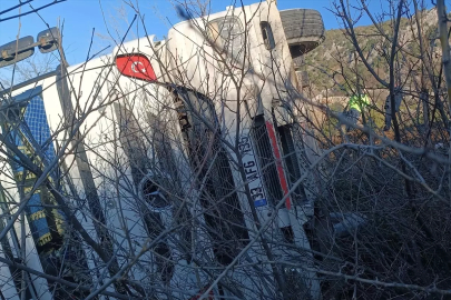 Feke'de devrilen tırın sürücüsü yaralandı