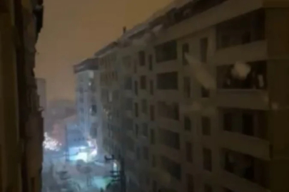 Hakkari'de tonlarca kar kütlesi elektrik direğini devirdi