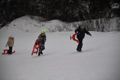 Ilgaz Dağı'ndaki Yurduntepe Kayak Merkezi'nde hafta sonu yoğunluğu
