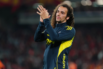 Matteo Guendouzi ayağının tozuyla sahada