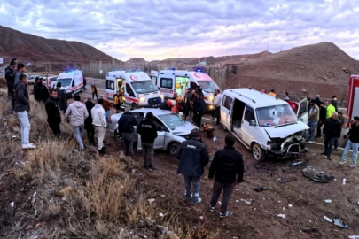 Minibüs ile otomobil kafa kafaya çarpıştı: 6 yaralı