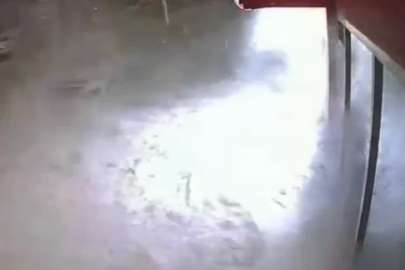 Muş'ta 6 katlı binanın çatısından kar kütlesi düştü: 1 yaralı