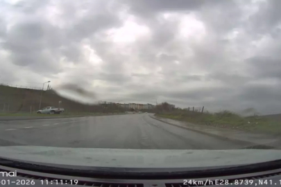 Sultangazi'de hakimiyetini kaybeden sürücü kullandığı araçla refüje çıkarak durabildi