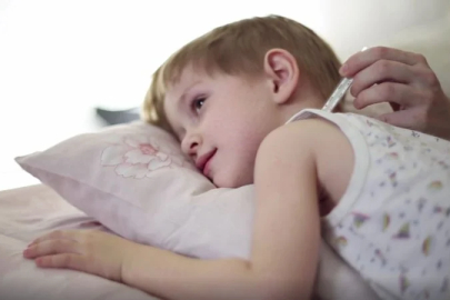 Çocuklarda ateş ne zaman tehlikeli? Uzmanından ailelere hayati uyarılar