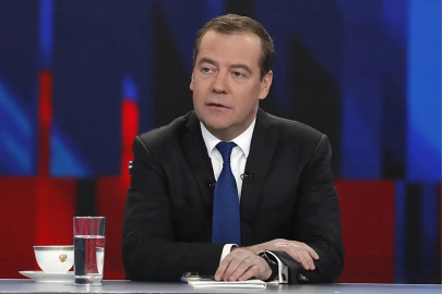 Medvedev'den Macron'a ironik yanıt: Korkudan Grönland'dan vazgeçecekler