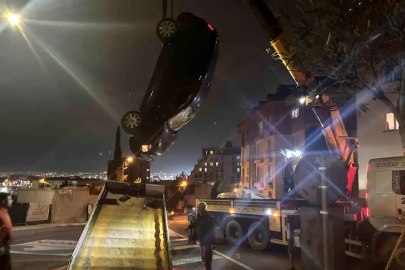 Pendik'te otomobil apartman bahçesine uçtu: 2 yaralı