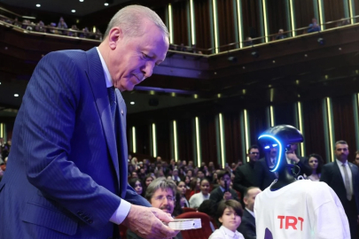 Cumhurbaşkanı Erdoğan'a kanal açılışı kumandasını robot getirdi