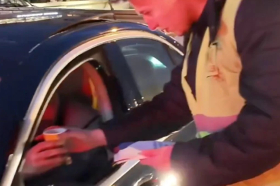 Ankara’da trafikte kalanlara papatya çayı dağıtıldı