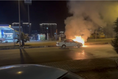 Seyir halindeki otomobil alev topuna döndü