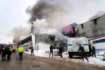 Erzurum'daki mobilya üretimi yapan iş yerinde çıkan yangın öncesi meydana gelen patlama güvenlik kamerasında