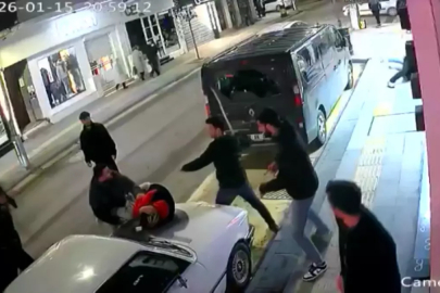 Tartıştığı müşterisi ve arkadaşları tarafından darbedildi; o anlar kamerada