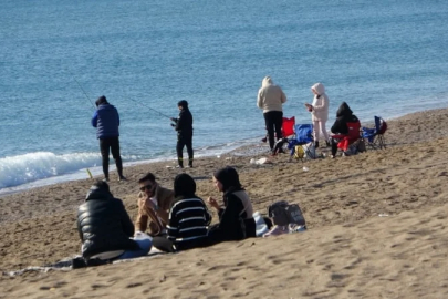 Antalya’da güneşin tadını sahilde çıkardılar