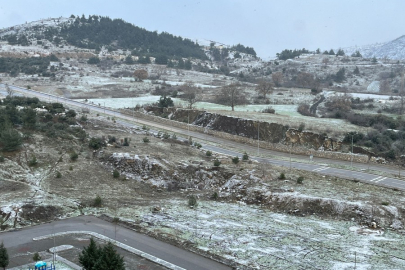 Bursa'nın bir ilçesi beyaza bürünüyor! Beklenen kar başladı...
