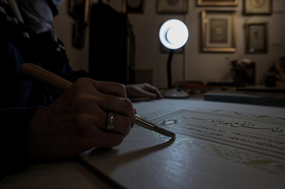 Gazete haberinden etkilenerek başladığı tezhip sanatını geleceğe taşımak için çalışıyor