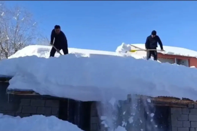 Kar kalınlığının 2 metreyi aştığı köyde evlerin çatılarındaki karlar temizlendi