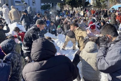 Manisa’da çocuklar kamyonlarla getirilen karla eğlendi