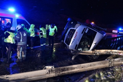 Otoyolda minibüs devrildi: 11 yaralı