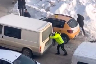 Yüksekova'da soğuk havada iç ısıtan hareket: Trafik polisi mahsur kalan aracı iterek kurtardı
