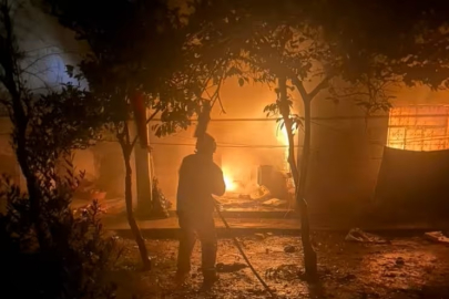 Alevlerin yükseldiği evde mahsur kalan kediyi itfaiye kurtardı