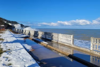 Dalgalar sahil şeridine zarar verdi