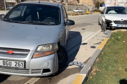 Isparta'da iki otomobilin çarpışması sonucu 3 kişi yaralandı