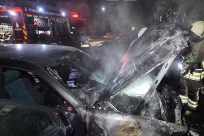 Kadıköy'de apartman otoparkında otomobil alev aldı