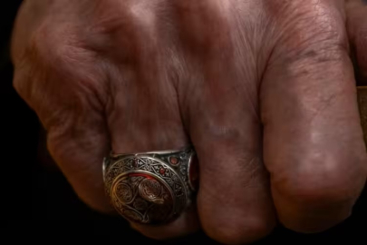 Yüzüğündeki sır dikkatlerden kaçmadı! Mühür ve sureler...